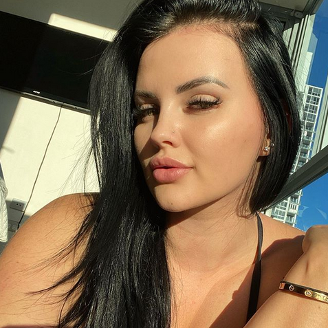 Преди няколко месеца австралийската сексбомба Рене Грейси доби огромна популярност