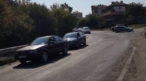 Група карнобатлии блокираха основния подстъп към Карнобат откъм АМ Тракия