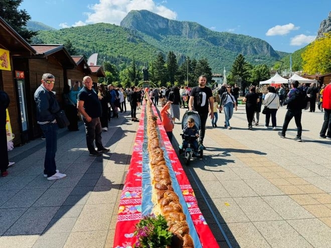 Гигантският козунак във Враца е приготвен от 5 ма души за