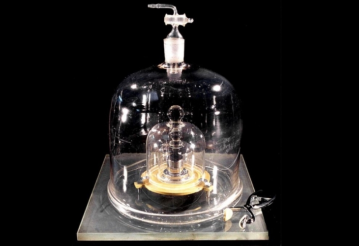 Изданието Химия Свят съобщава че килограм ампер келвин и мол