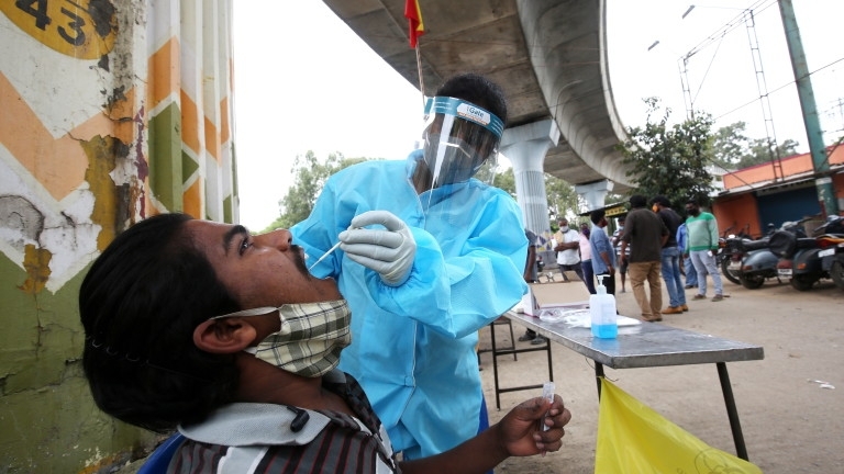 Заразените с коронавирус в Индия вече са над пет милиона