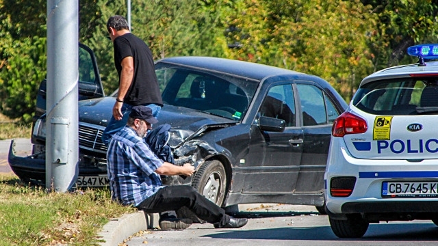 Два Мерцедеса се удариха преди минути на едно от кръговото