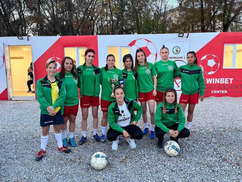 С добри сърца! Дамски отбор по футбол от Враца се включи в благотворителен турнир за болни деца в София /снимки/