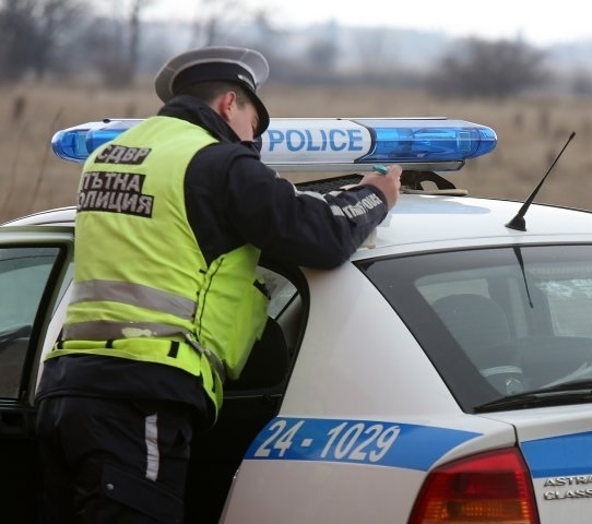 Съдят нагъл шофьор, скъсал акт от КАТ-аджии и подхвърлил в патрулката им 20 лева