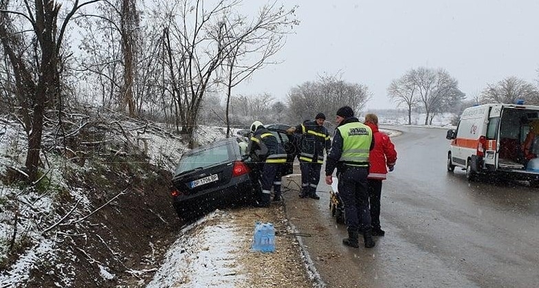 Кола е излетяла от пътя между Роман и Мездра съобщи