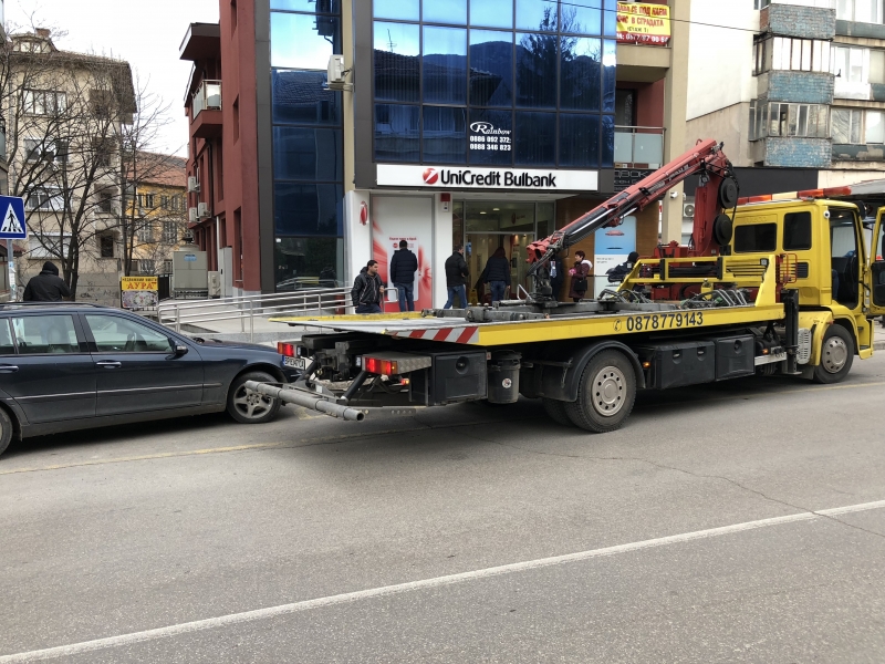 Трети месец клиентите на УниКредит Булбанк са принудени да плащат