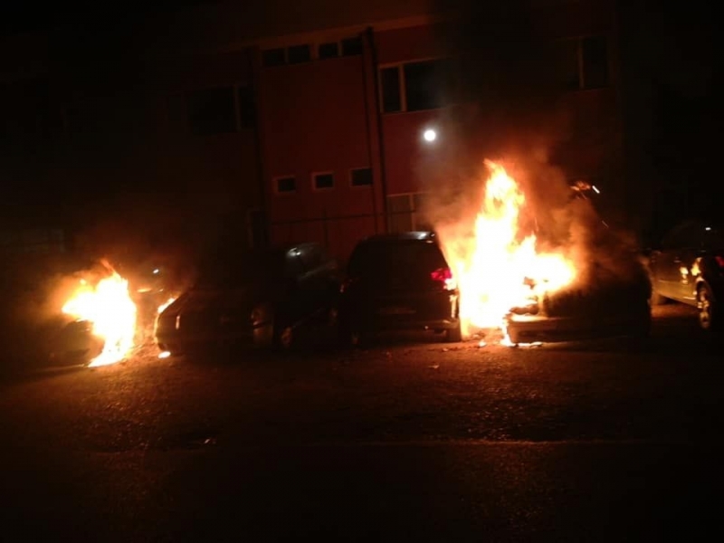 Гореща нощ! Две коли горяха във Видин, полицията нищи случая