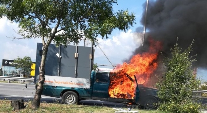 Пикап пламна в движение на Цариградско шосе в София Инцидентът