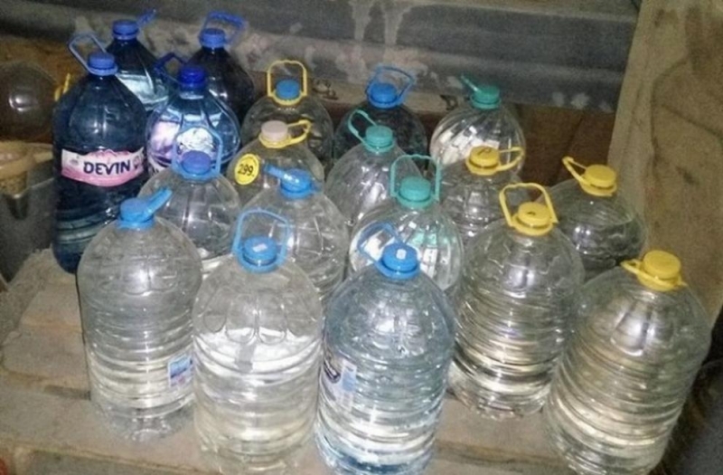 Общо 4630 литра нелегален алкохол са открити в дома на