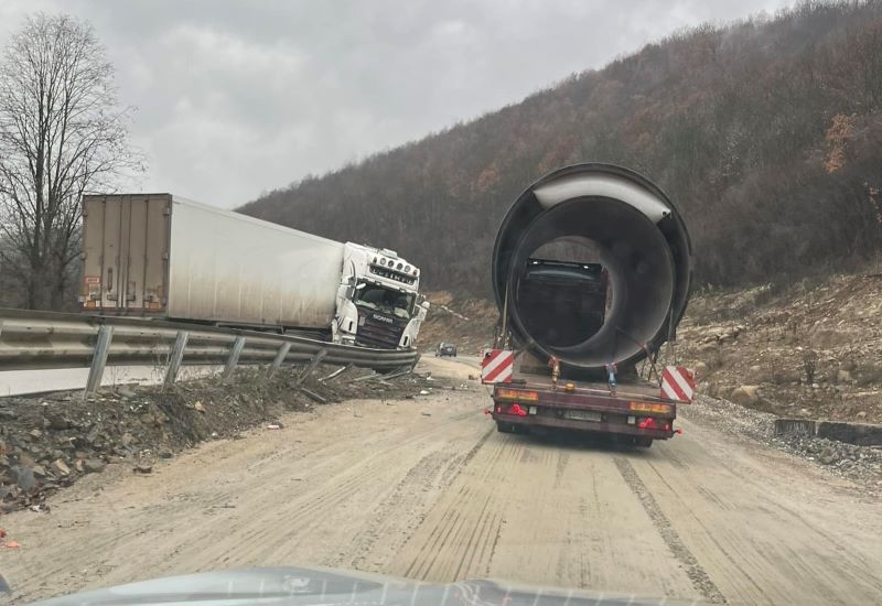 Тежка катастрофа с тир затвори международният път Е 79 между Мездра