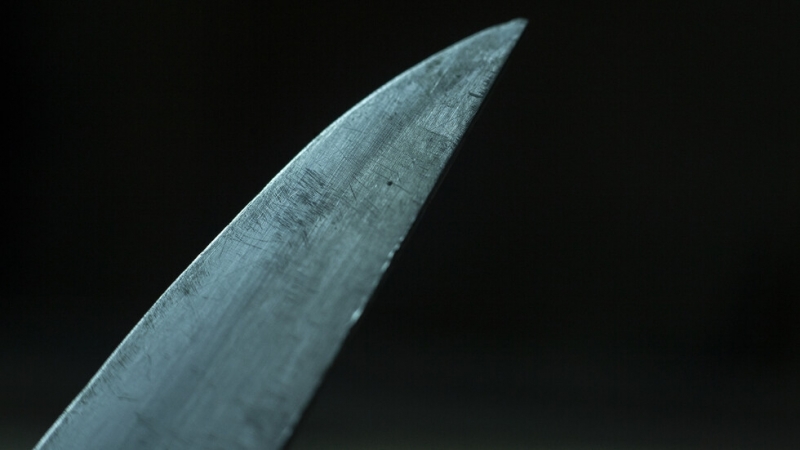 Охранител на магазин в Чикаго е бил намушкан 27 пъти