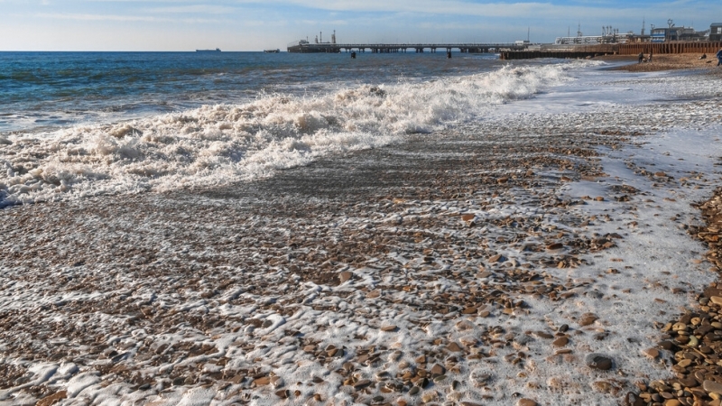 Изследват морската вода след изтичане на фекални води от хотел край Варна