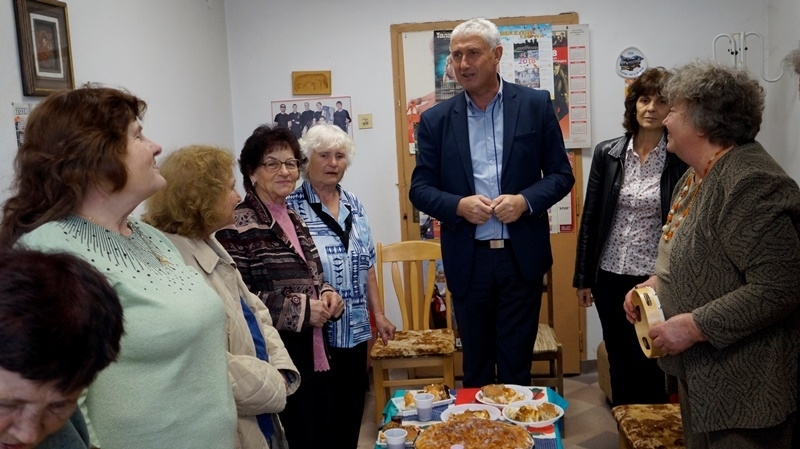 Певиците от клуб Искрица и Искърски надежди към пенсионерски клуб