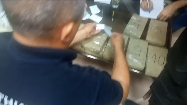 Над 10 кг кокаин укрит в камион с храна за