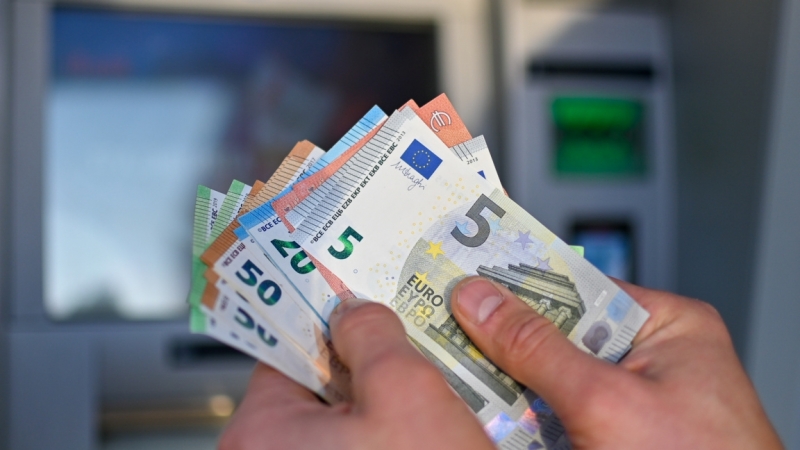 В нарушение на Закона за въвеждане на еврото някои от