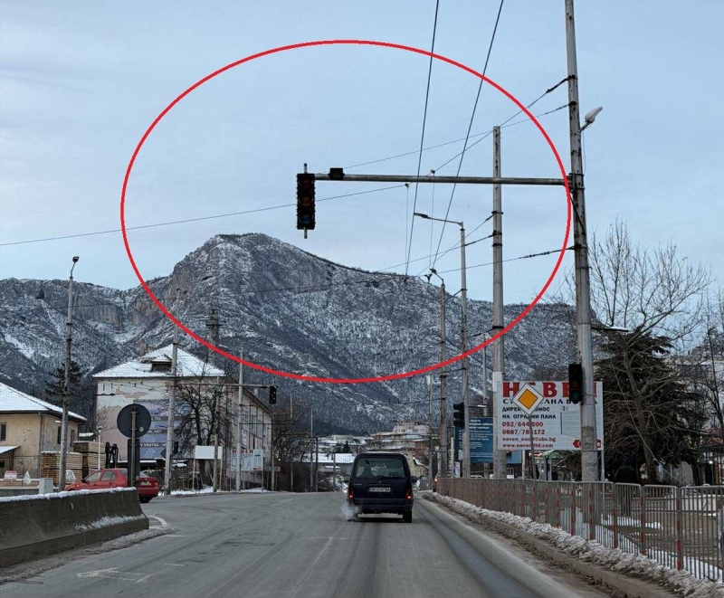 Светофарът край Стария пазар във Враца отново не работи видя