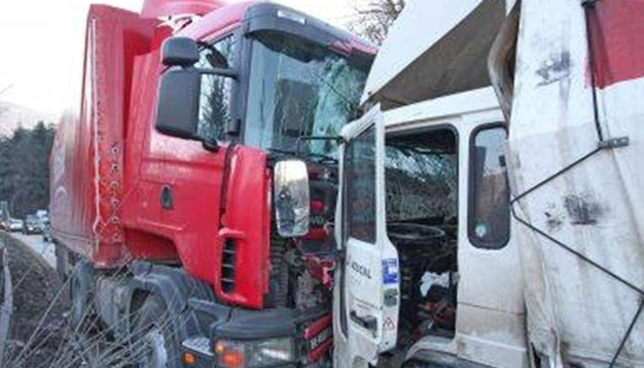 Тежка катастрофа между два ТИР а затвори Подбалканския път София