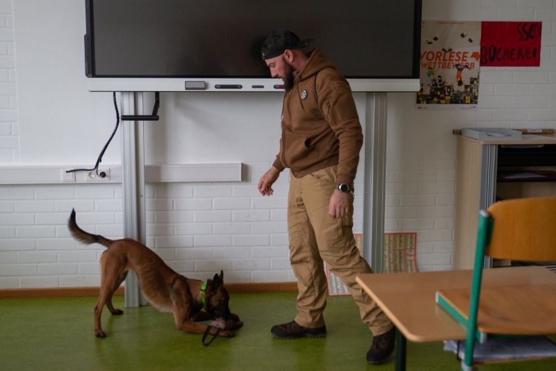 Служебното куче на ГДБОП Орка преминава специализирано обучение в Германия