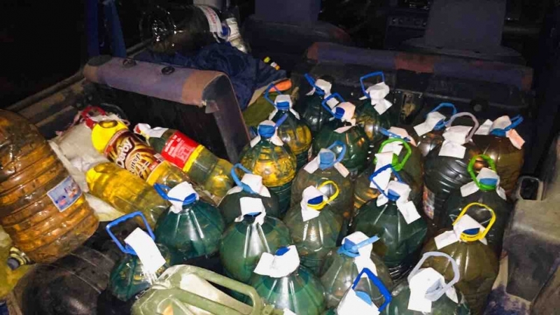 Трима служители на БДЖ били задържани за източване на дизелово