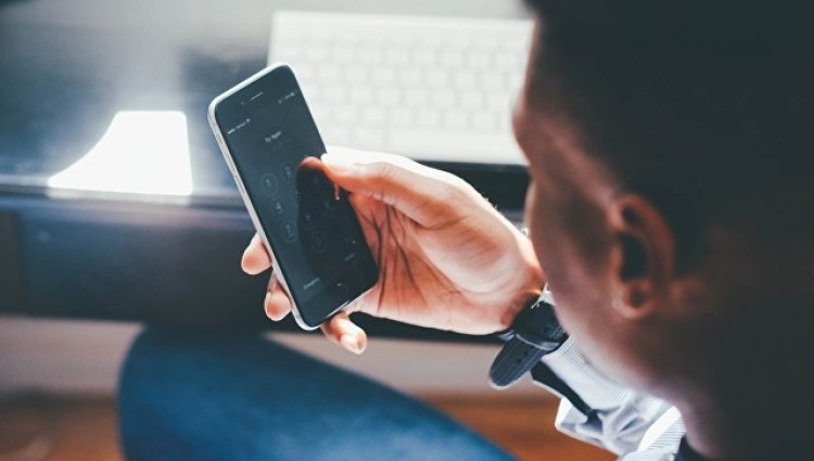 Синята светлина от екрана на смартфона причинява постепенна загуба на