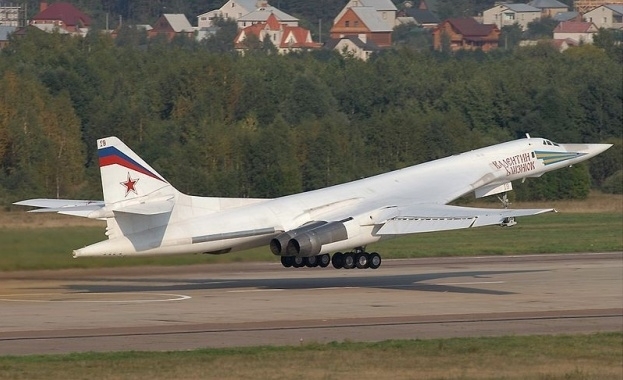 Два руски стратегически бомбардировача способни да носят ядрено оръжие пристигнаха