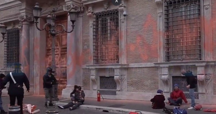 Група от италиански климатични активисти днес заля с боя фасадата