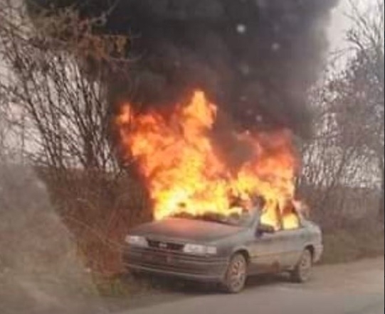 Снимка: Напрежение край Атомната! Лек автомобил пламна по време на движение между Козлодуй и Хърлец /снимки/