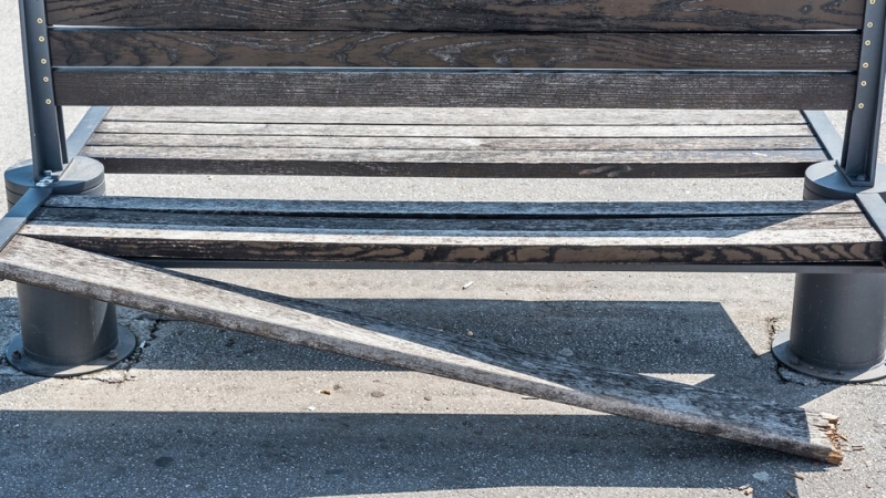 Вандали вилняха в градския парк на град Дългопол навръх Бъдни