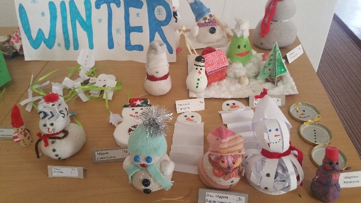 Изложба на снежни човечета направени в специална работилница от различни