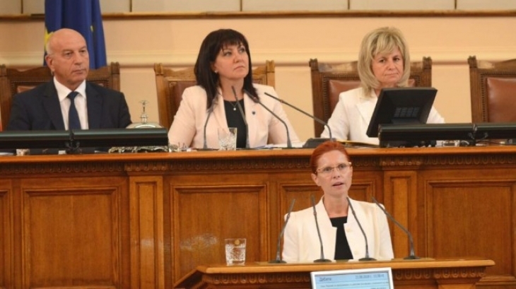 Парламентът освободи Ралица Агайн от поста заместник председател на Комисията за