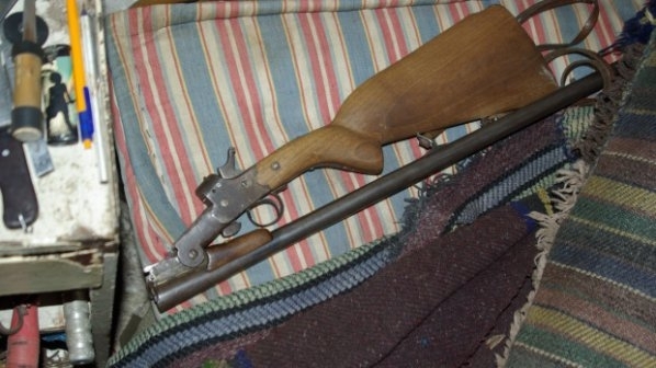 Униформени са установили самоделно направена пушка и контрабанден тютюн в