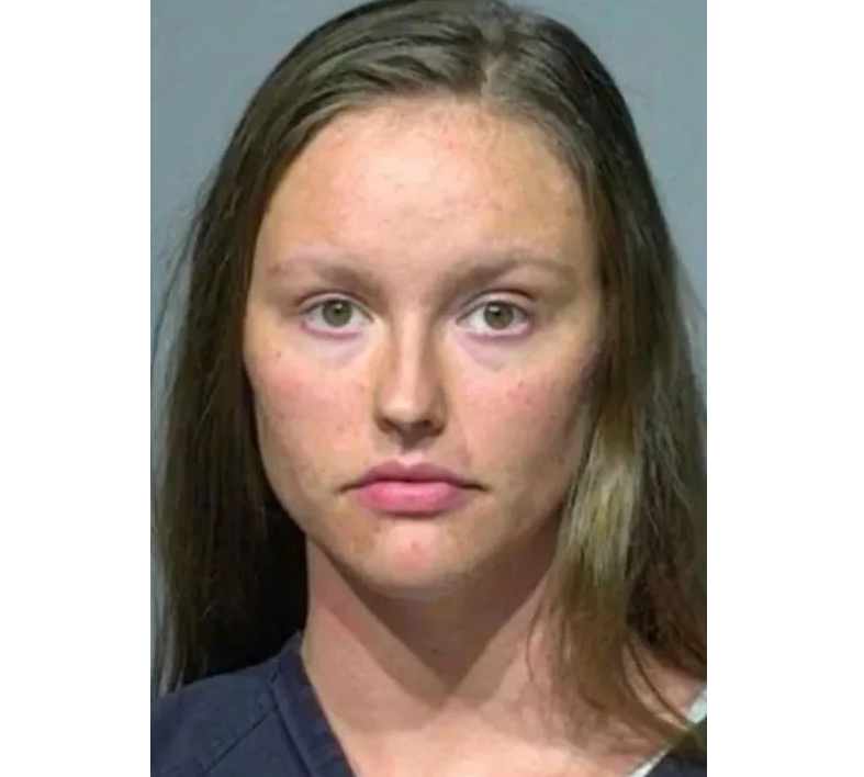 22 годишна учителка се затвори в класната стая с един от