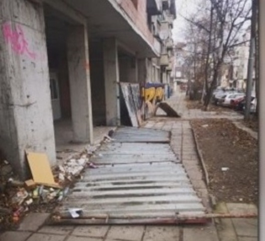 Метална ограда падна върху жена и дете в центъра на