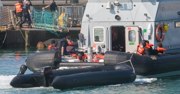 Най малко трима души са загинали след като лодка с мигранти