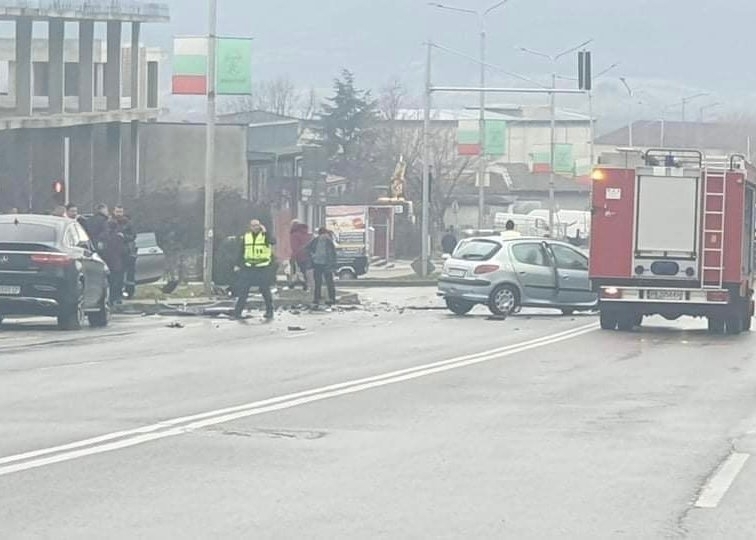 Кръв на пътя: Жена загина при тежка катастрофа в Карлово