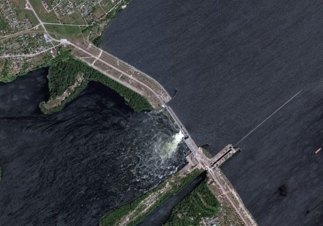 Продължава борбата с бедствието след взривяването на язовир Каховка в Украйна Световната