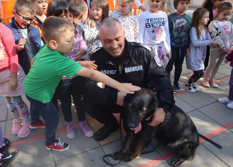 Три полицейски кучета и техните водачи гостуваха на децата от