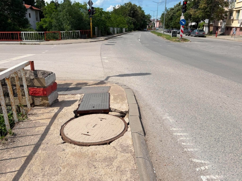 Повредена и видимо неукрепена шахта застрашава живота на пешеходците във
