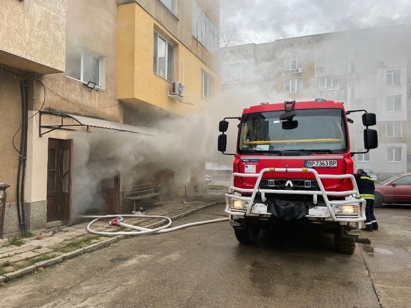 Мъж пострада при пожар в дома си във Враца съобщиха