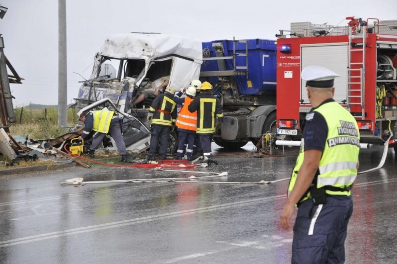 Шофьор на тежкотоварен камион загина на място, след като се