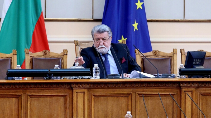 Вежди Рашидов откри заседанието на 49-ия парламент.
Уважаеми колеги, молих се