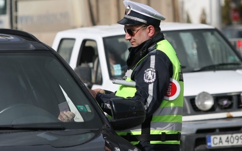 Заловиха неправоспособен зад волана на нередовна кола в Белослатинско съобщиха