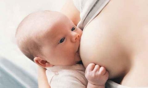 Tрансджендър жена кърми бебе за пръв път. Медицинският пробив е
