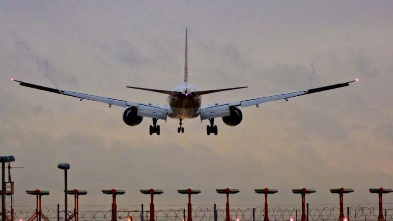 Пилот предизвика паника на борда на самолет след като запали