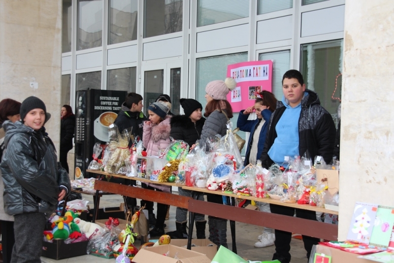 Пъстър коледен базар организиран от ученическите съвети на ОУ Христо