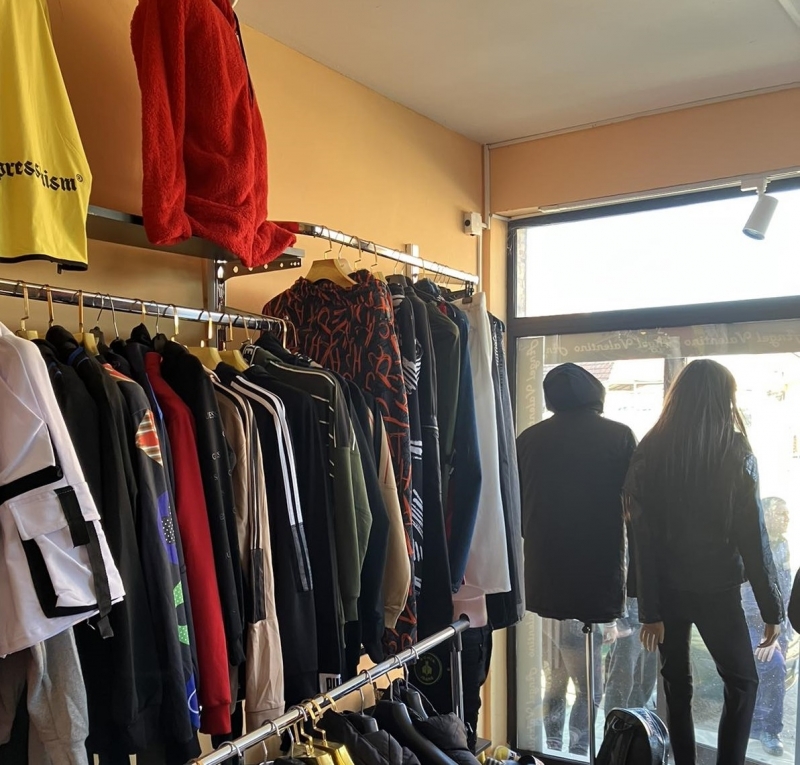 Модни измамници Полицаи нахлуха в два магазина за дрехи в