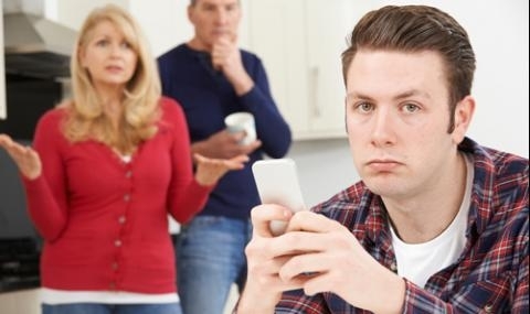 Българите напускат дома на родителите си средно на 28 9