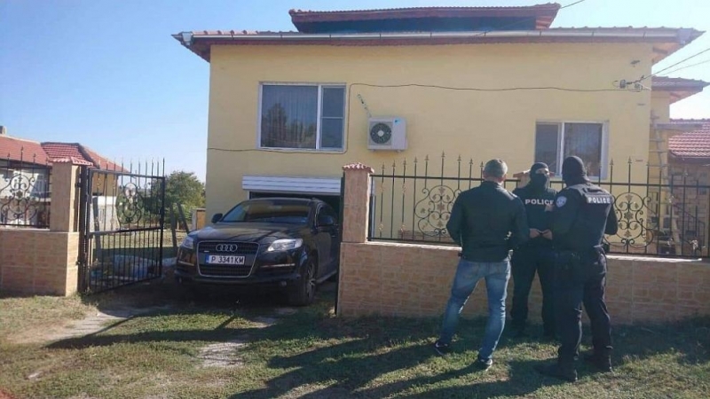 Социални служители взеха детето на един от закопчаните ало измамници във