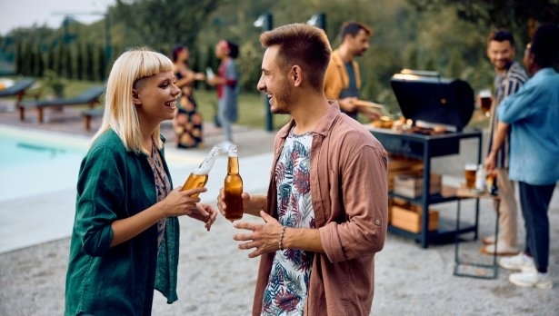 Как да разберете дали даден мъж се интересува от вас