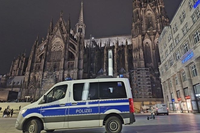 Германската полиция съобщи че е претърсила снощи Кьолнската катедрала след предупреждение за опасност